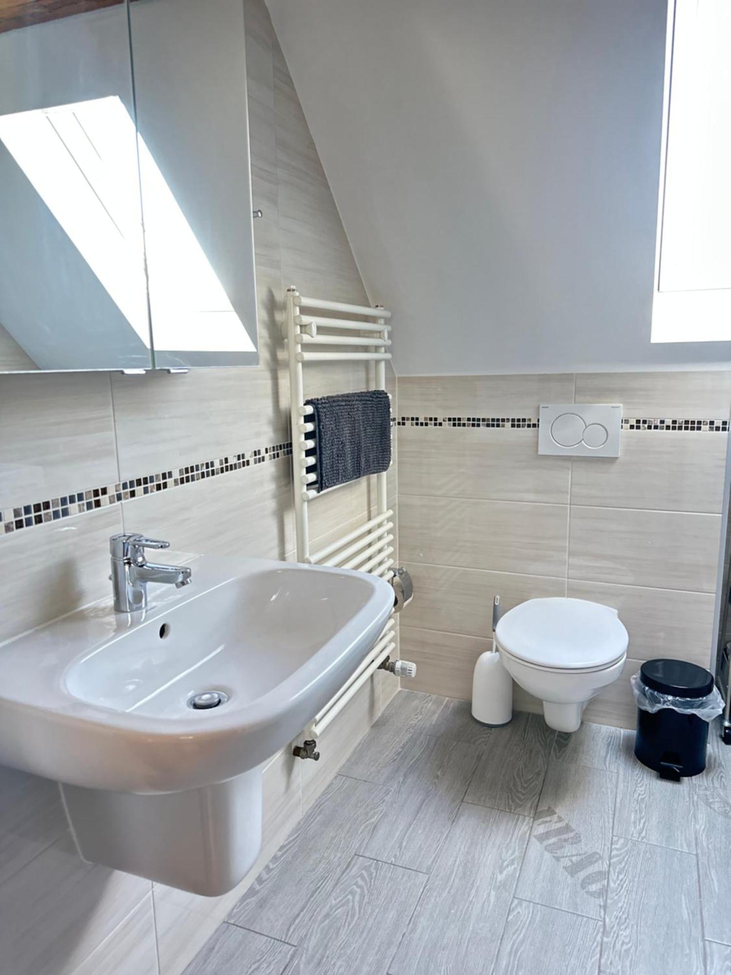 1 Zimmer Wohnung Dg Mit Klimaanlage Und Kleinen Balkon Oedheim Exterior foto